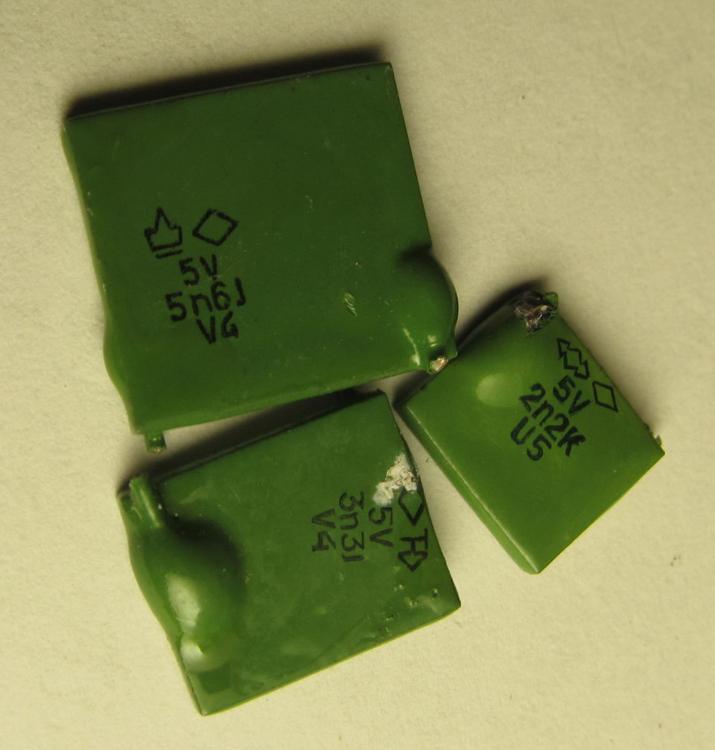 Крупные зелёные конденсаторы 4V и 5V