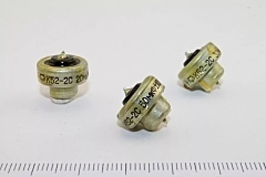 Мелкие конденсаторы К52-2С,5С с чёрной крышкой
